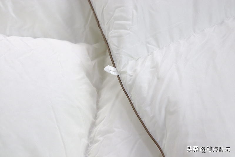 冬天里的轻薄暖被窝:网易严选95%白鹅绒冬被,保暖不闷睡得香