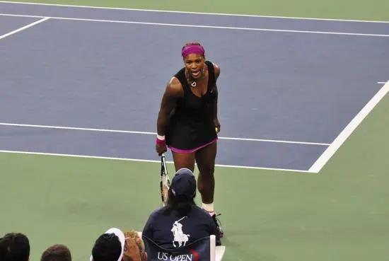 1055块球拍、百余万价值，同样摔拍为何他被称霸道总裁？