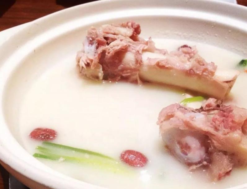 骨头汤熬出来的白色怎么回事,骨头汤怎样熬好喝大厨做法