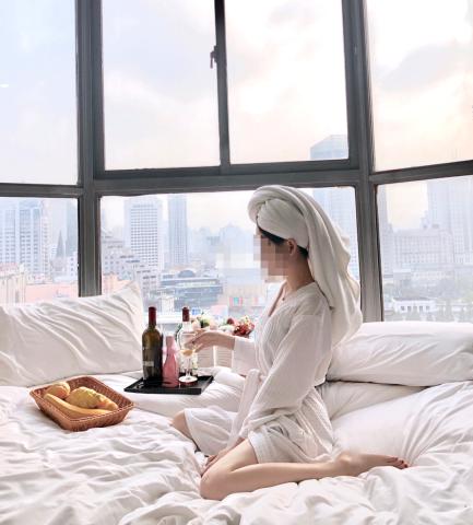 “佛媛”炫富摆拍，露大腿逛寺庙，袈裟也藏不住狐狸的尾巴