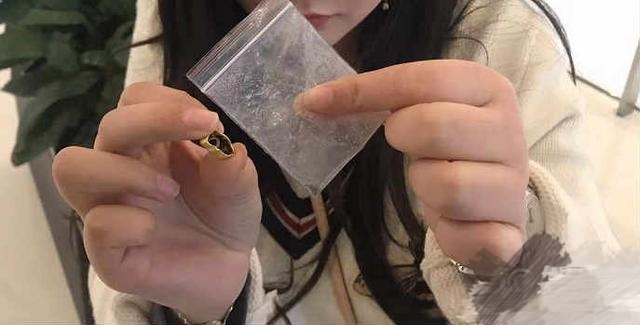 女子想把足金小熊改成戒指，结果烧成一堆灰，周生生的解释亮了