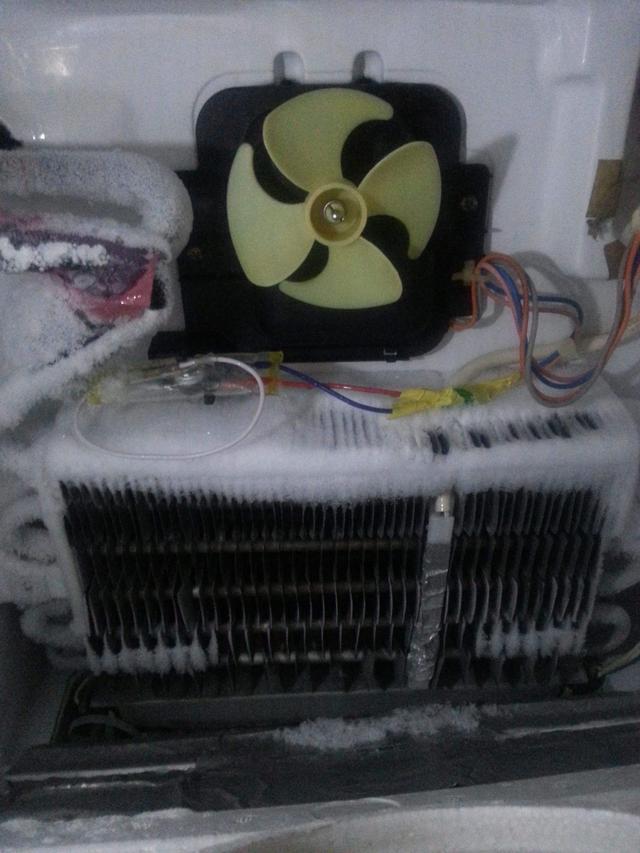 冰箱发烫的厉害是怎么回事,冰箱两边发烫冰箱会响正常吗
