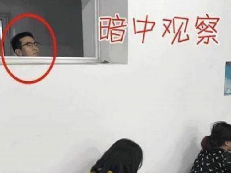 学生吐槽班主任“后门*窥偷**”，老师一脸无辜神回复，瞬间笑翻全场