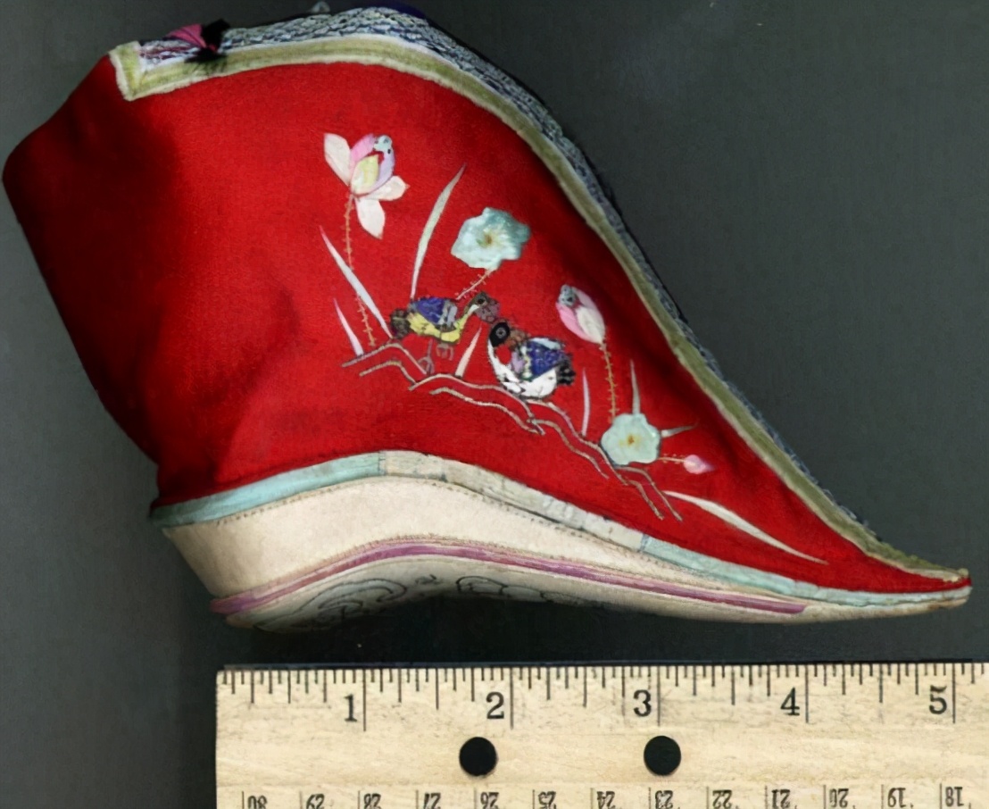 6岁为“美”被迫缠脚:三寸小脚走到百岁,看这位奶奶活成啥样子