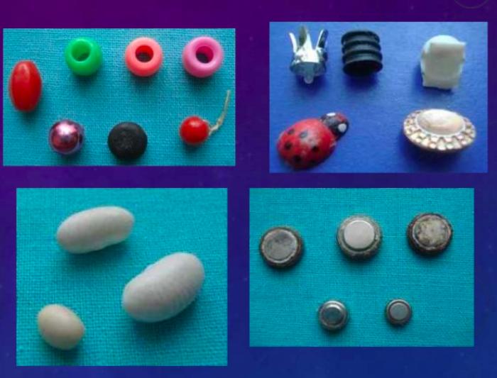 熊孩子鼻孔塞东西,熊孩子不断的向鼻子里塞恐龙