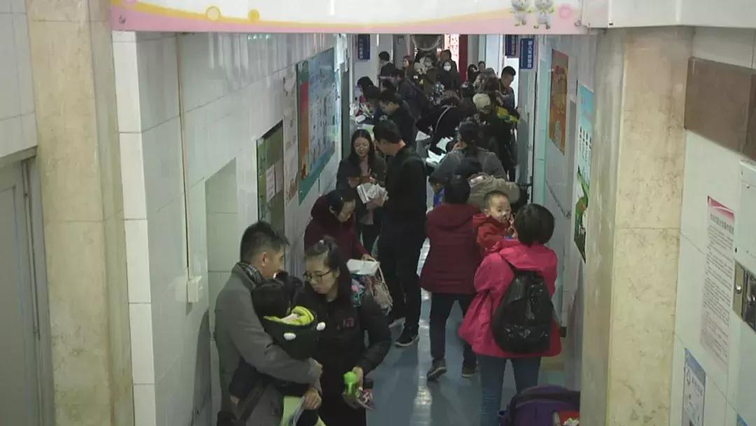 广州流感来袭医院患者排队看病,流感医院人满为患
