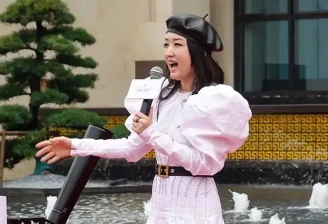 48岁杨钰莹私下穿搭,杨钰莹47岁穿衣搭配