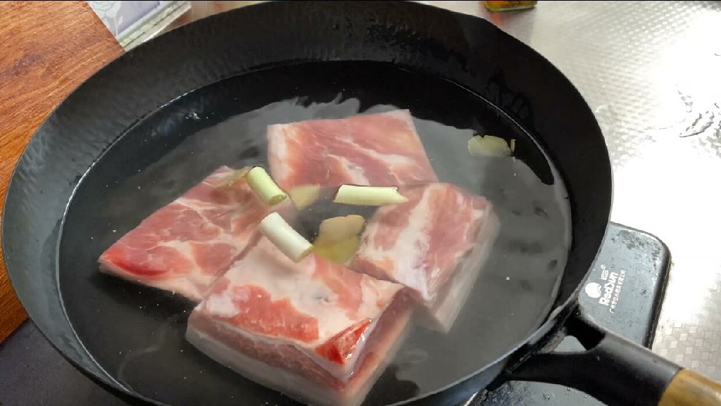 做红烧肉是红糖好还是白糖好,做红烧肉时用冰糖还是白糖