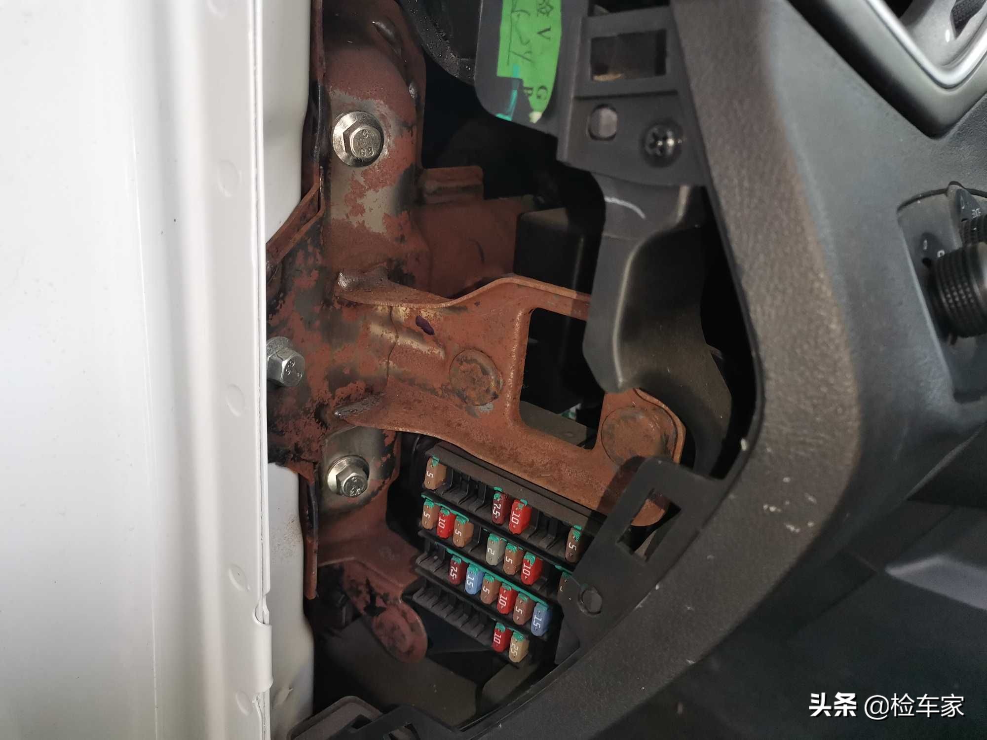 4万多的名爵锐腾买来糟心，拆开饰板车主叫出声，底盘装甲白喷了