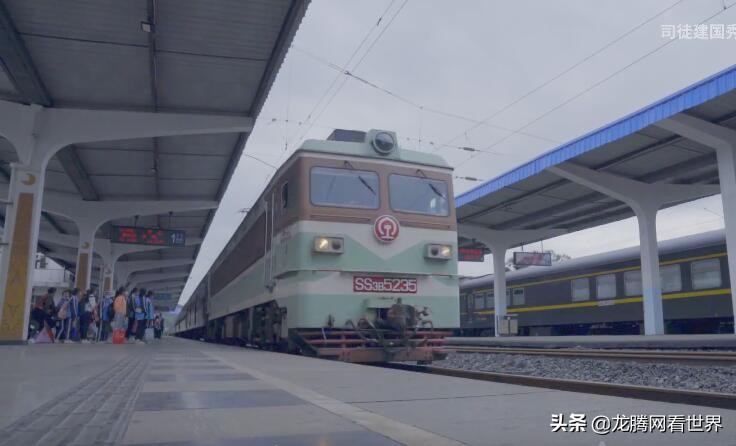 「龙腾网」英国小哥不坐高铁坐“慢车”，理由感人