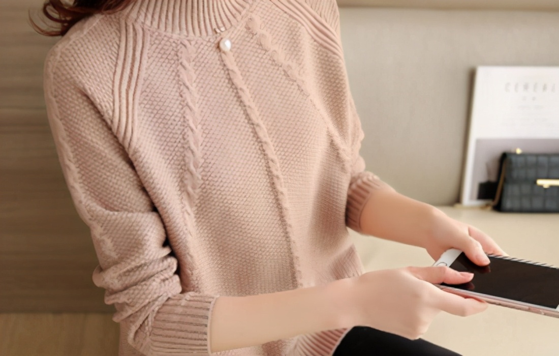 毛衣胸口一个烟洞怎么补救,毛衣蛀虫破了洞怎么办