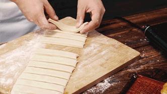 金灿灿的油条,金灿灿的油条一口一个爽爆了