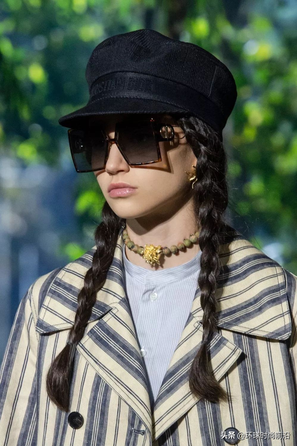 适合冬季脸大显脸小的帽子 (大圆脸适合什么帽子秋冬)