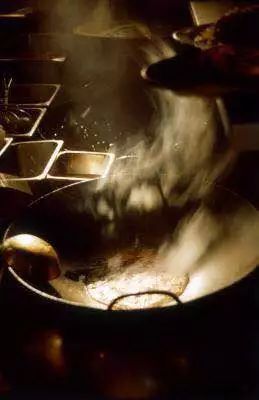 锅烧糊了吸入大量油烟怎么办,锅炒菜老是糊底菜不好吃