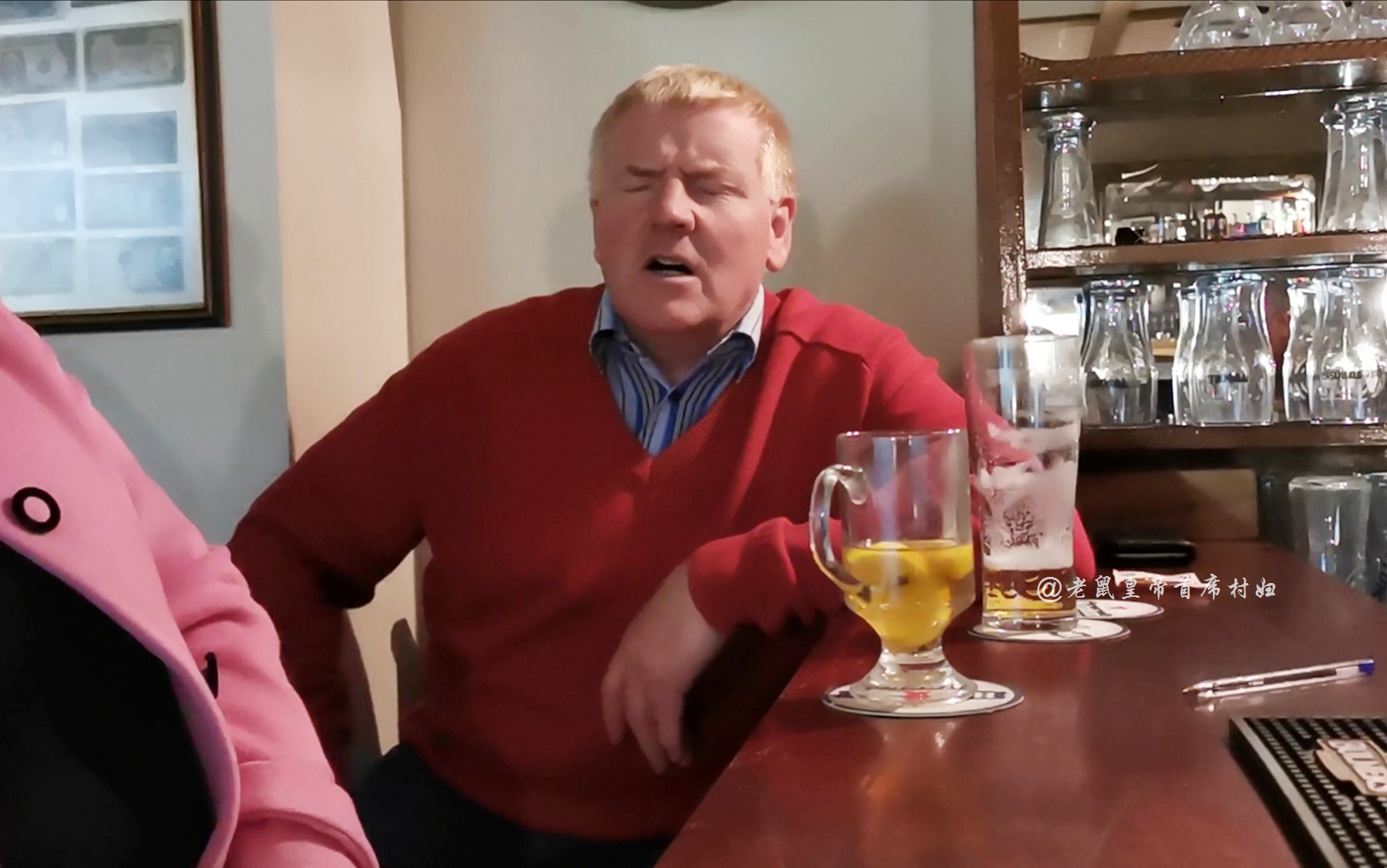 中国民乐奏响爱尔兰酒吧，老外听呆盛赞，纷纷热情款待博主