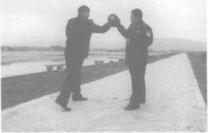 警用防暴棍和匕首警拳,警用防暴橡胶棍杀伤力