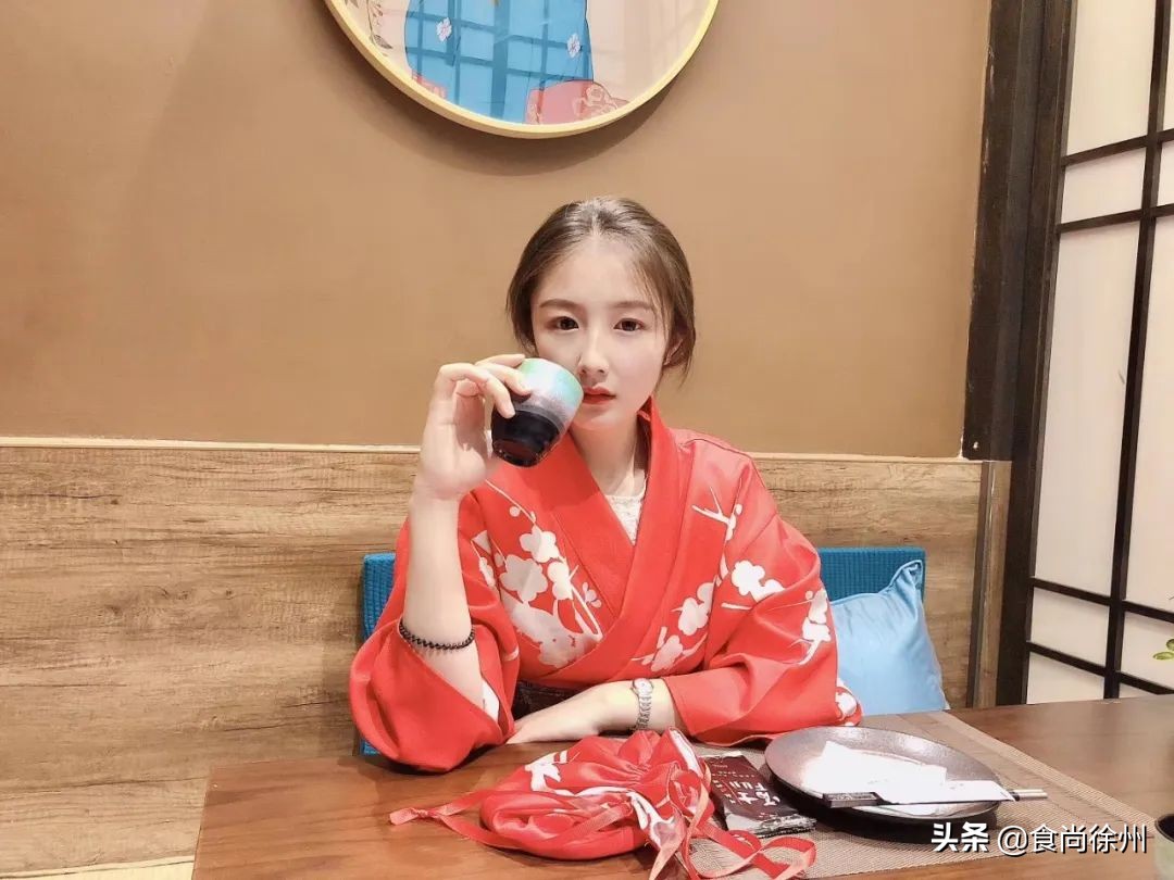 徐州张柏芝一秒到日本?其实正在吃日料,和服免费穿,过足cos瘾