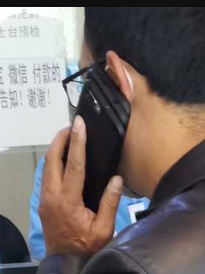 一进门就看见小蜜蜂在追着神奇女侠