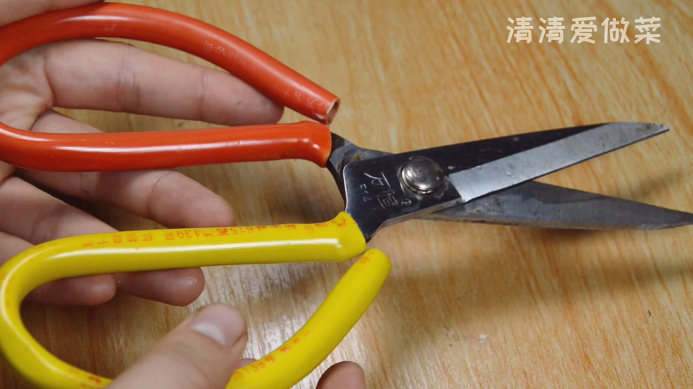 不管剪刀有多钝，万不可扔掉了，教你一招，剪刀干净锋利如新