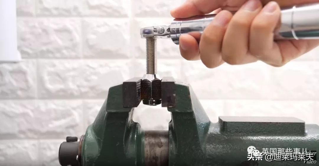 他用攒了一年的指甲，给女友做一个戒指？？这？