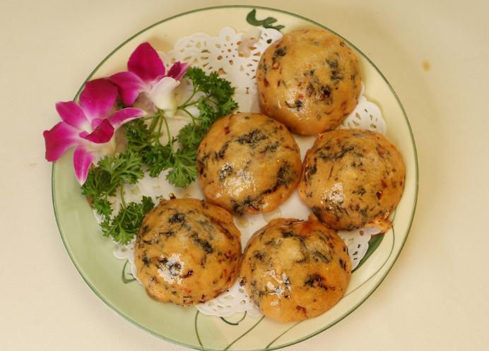 它荤素搭配、色泽金黄,壳酥香馅鲜美,海蛎饼和肉饼哪个更好吃呢