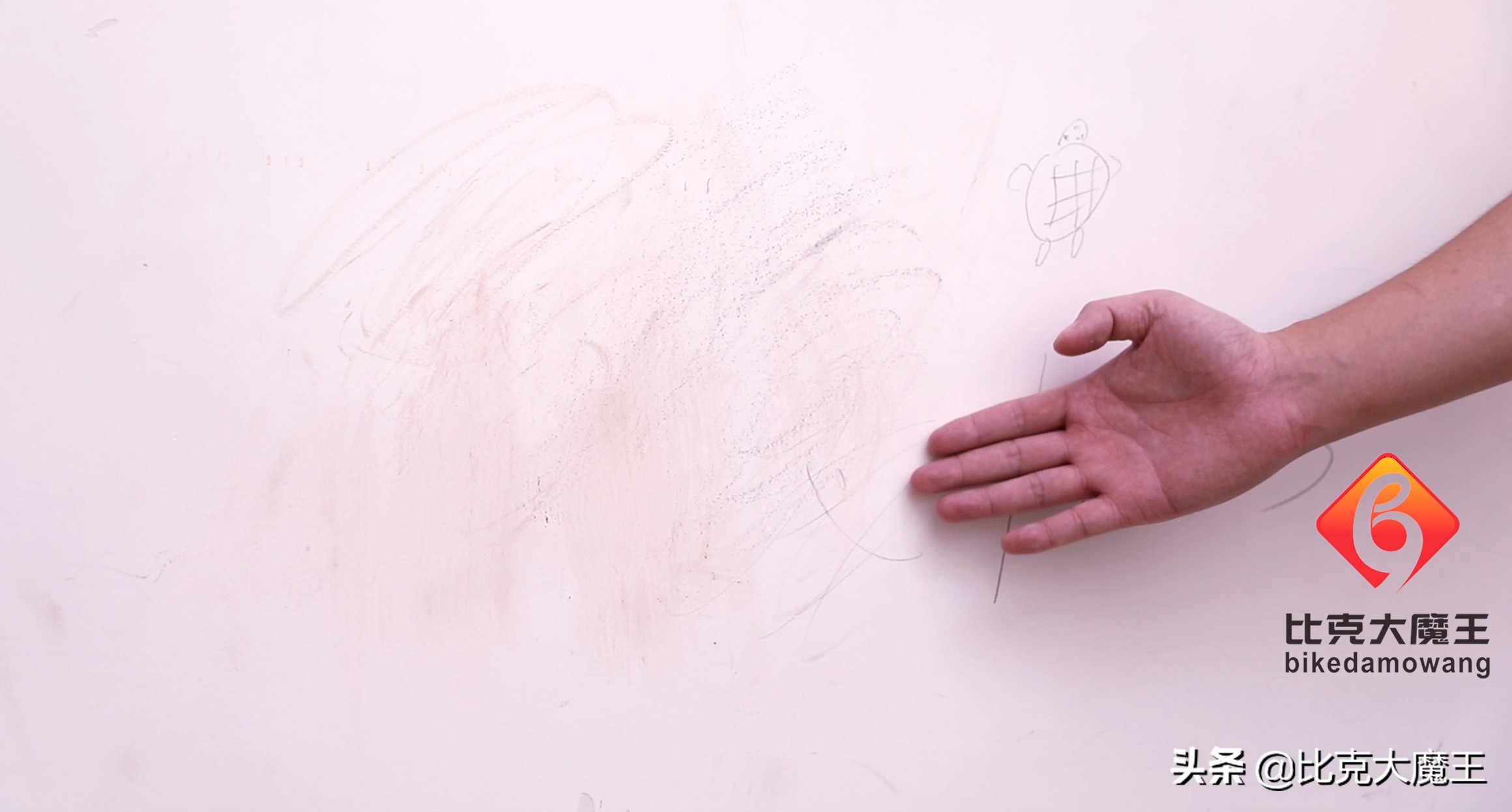 白墙脏了不用重新刷，墙壁上抹一点，简单擦一擦就干净，省力省事