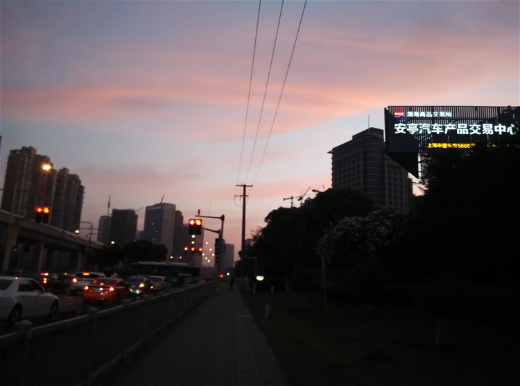 上海安亭汽车城夜生活,夜上海不夜城
