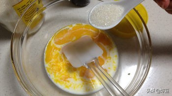 电饭煲蛋糕做法不用蛋糕粉打蛋器,用红丝绒蛋糕预拌粉做电饭煲蛋糕