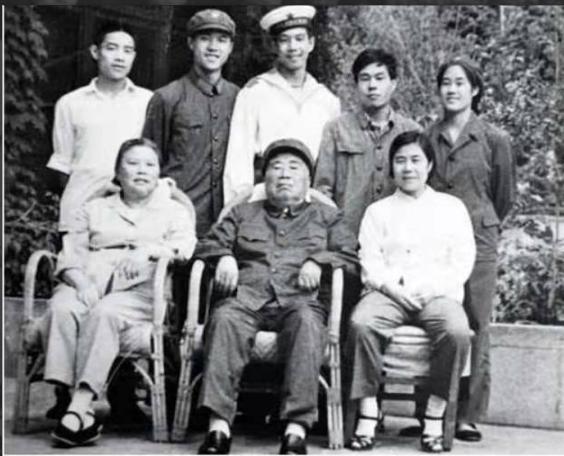 *德朱**为何能位列十大元帅之首？毛主席为何称他为“人民的光荣”？