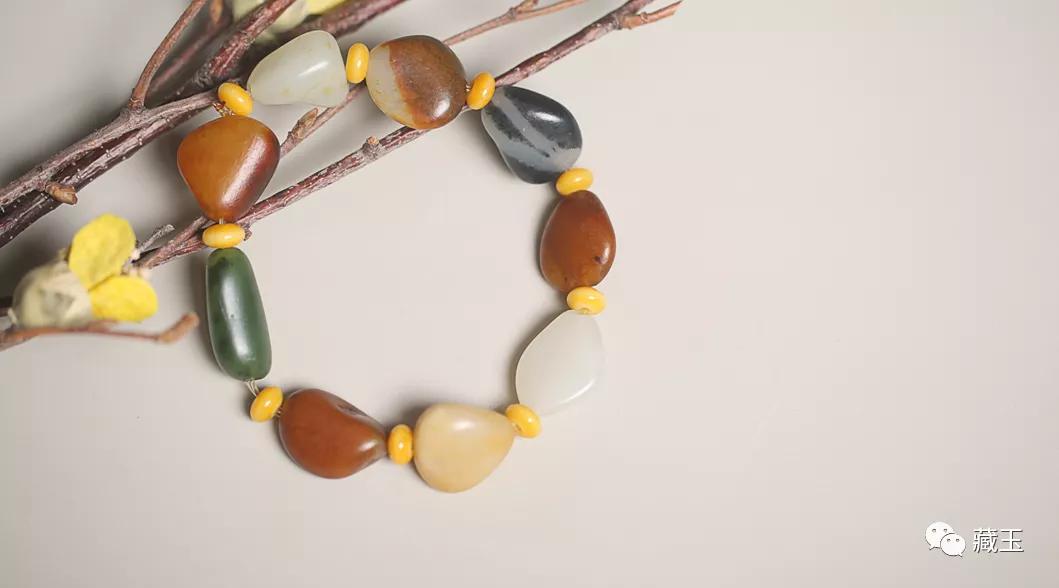 十种颜色的和田玉手串,翡翠手串和和田玉手串哪个好