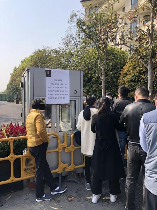 上海楼市太魔幻:最高一套8000万排队抢豪宅竟打起来了