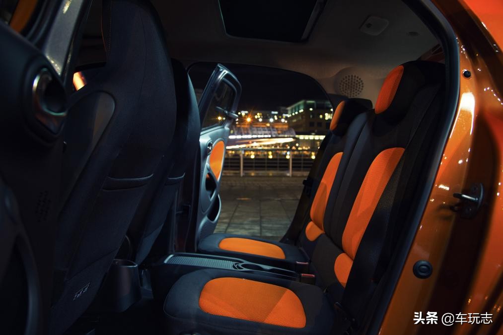 四门四座奔驰SmartForFour造型怪异，反正还是有人欣赏