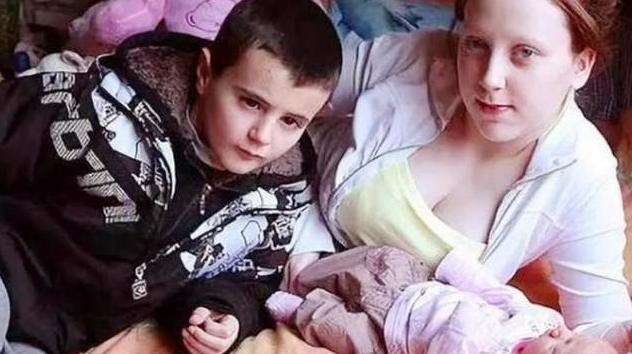 13岁喜当爹的英国男孩现状,13岁当爹的英国少年近况