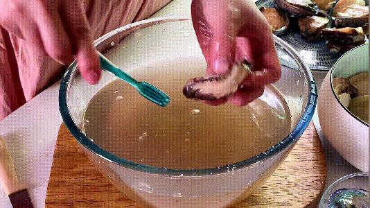 诚意满满的炖一百只鲍鱼招待客人,鲍鱼招待客人的做法