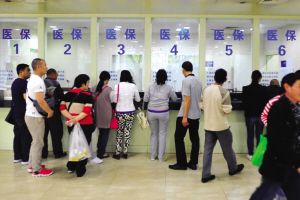 医院抢救病人没抢救过来要付钱吗,病人欠费医院有必要继续治疗吗