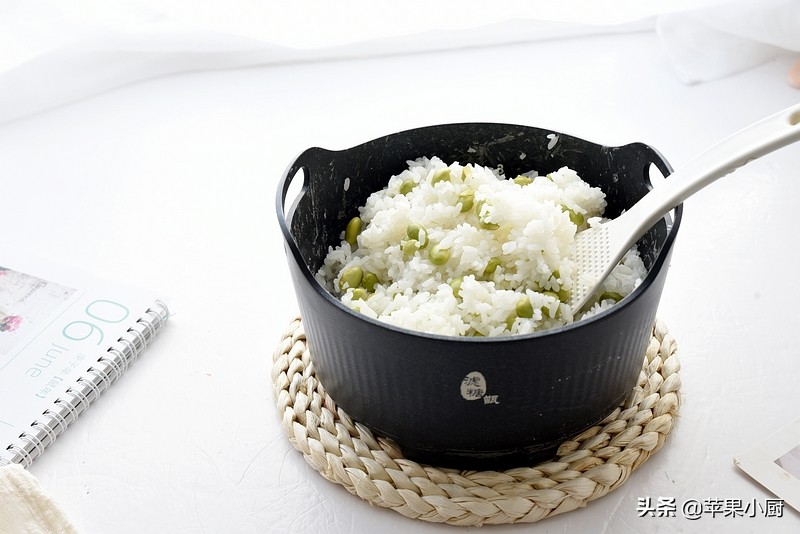 毛豆别光带壳煮着当下酒菜了，教你新吃法，与米饭同煮，越嚼越香