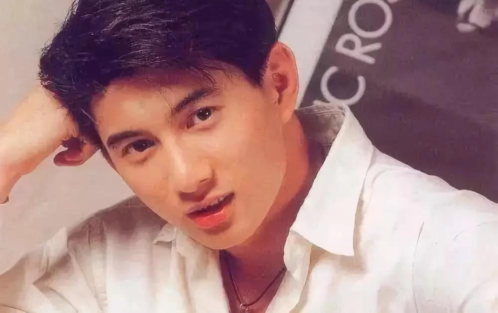 行走的荷尔蒙,这6位越老越有味,大胡茬克制又霸道,气质太绝了