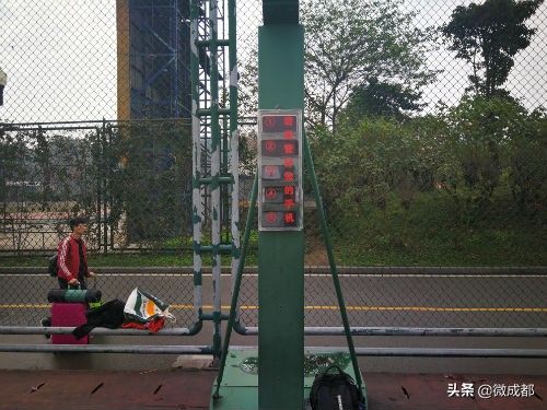 透明看得见！这位成都民警发明了一个盒子，打篮球再也不怕掉手机了