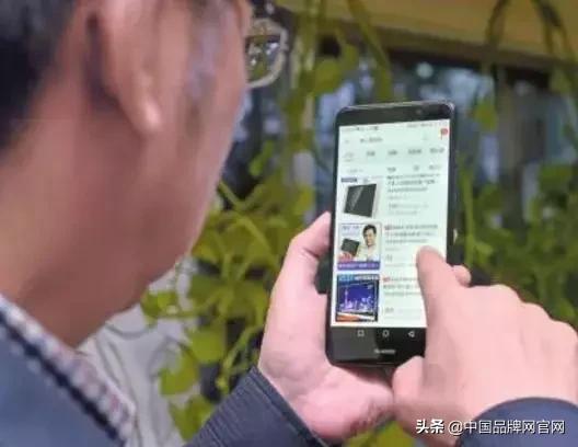 回家过年被父母嫌弃的他拿出了这些东西，父母泪目