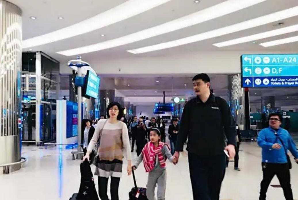 姚明带女儿吃饭偶遇11岁的姚明,姚明与姚沁蕾