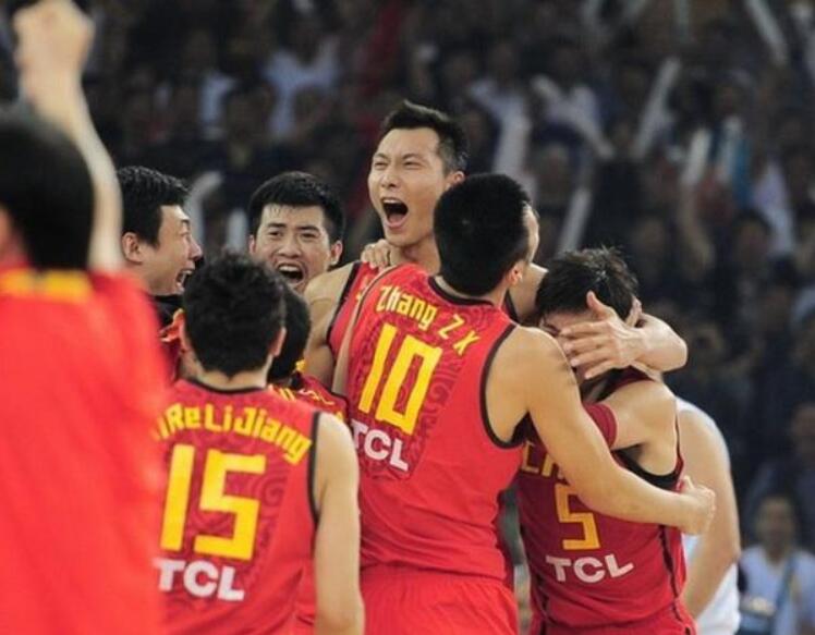 易建联妻子荆灵简历,易建联与娇妻荆灵图片