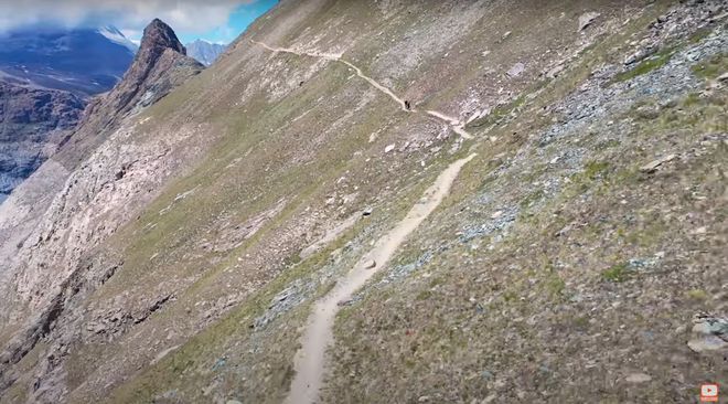 山顶太空舱民宿悬崖景色绝美,悬崖边的小木屋