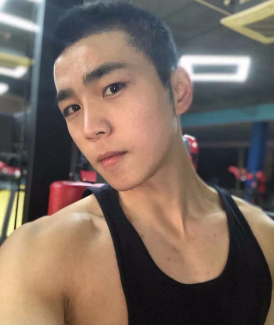 男发两边炸毛如何剪,男生发质细软塌适合怎么剪