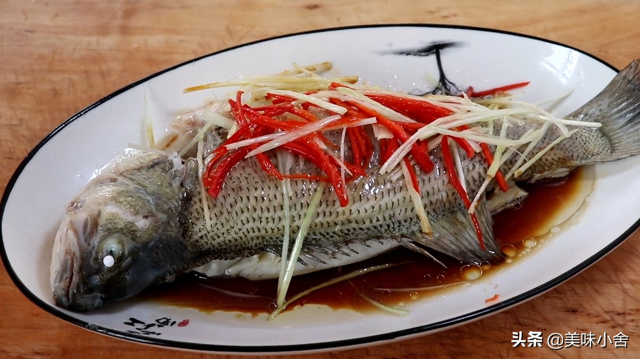清蒸鲈鱼肉质鲜嫩无腥味家庭最爱,家庭版清蒸鲈鱼的正确做法