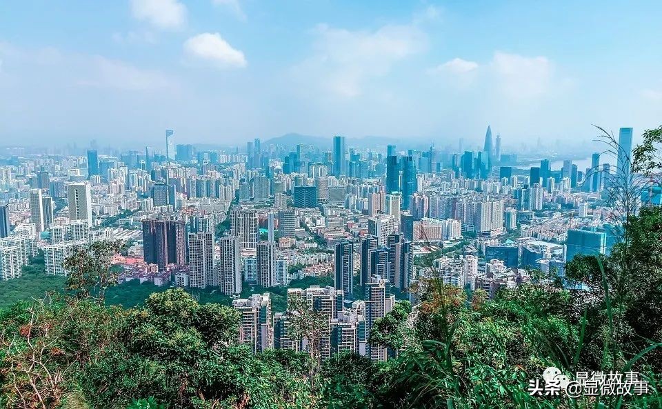 小镇青年月薪4000背过万的包,月薪4000的小镇青年