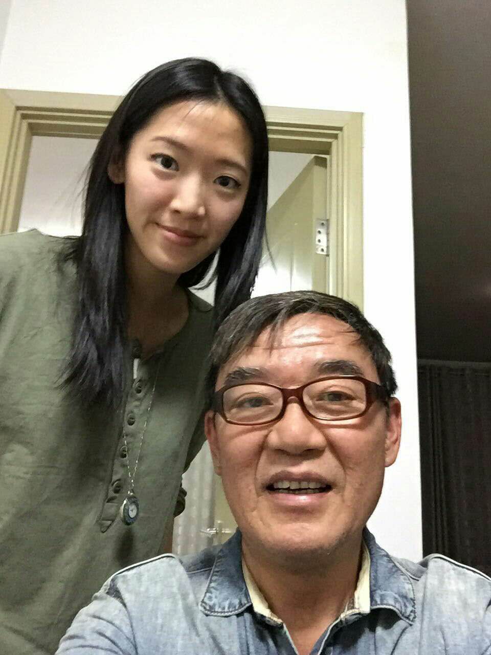 见钱眼开的人没有好下场,李立群为什么这么老还拼命挣钱