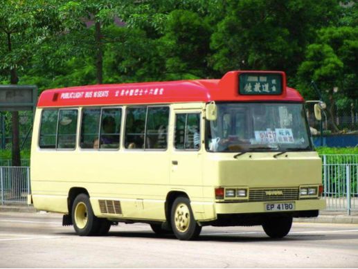 看看香港的私家车和地铁站你才知道什么叫快节奏生活