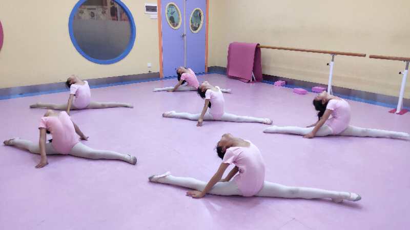 武术基本功训练横叉竖叉压腿视频,少儿舞蹈横叉的训练方法