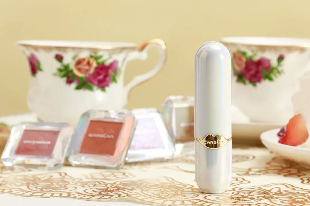 卡姿兰x必胜客的“下午茶”主题彩妆包装,梦回爱丽丝