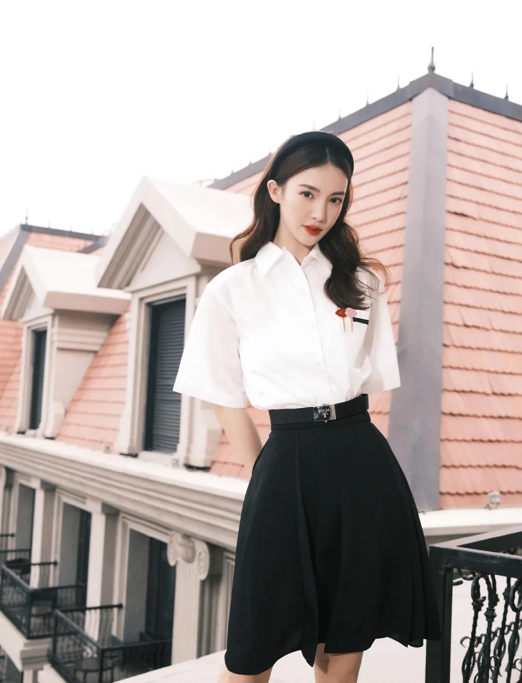 超减龄穿搭法则被杨超越狠狠拿捏,杨超越水手服穿搭